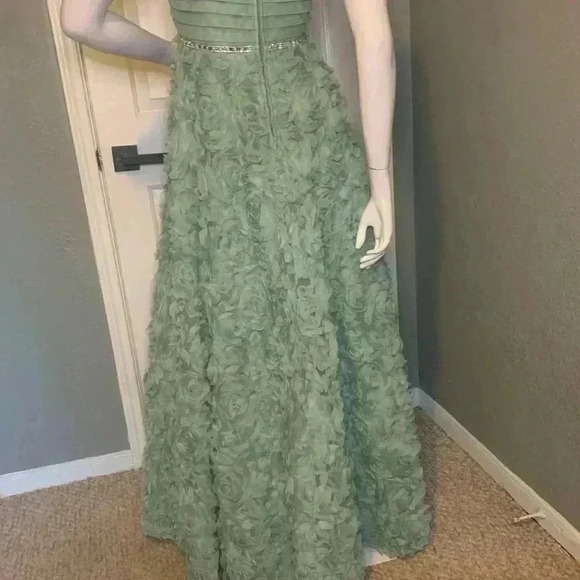 Say Yes To The Prom Juniors 3D Rosettes Skirt Shirred -Top Gown Prom Dress. - Picture 2 of 16